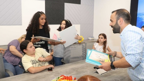 יור מאיה נדב דואני עם כמה מהזוכים.jpg