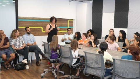 כולם מקשיבים.jpg